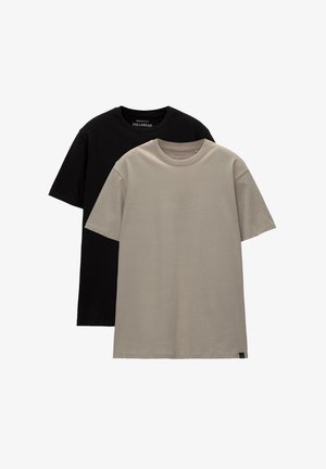 Set di due t-shirt; una nera, una beige chiaro. Vestibilità regolare con scollature rotonde, realizzate in morbido cotone. Design semplice, senza motivi.