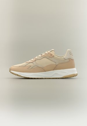 Baskets beige et marron clair avec dessus en mesh et cuir, semelle intermédiaire blanche et semelle extérieure en gomme, vue de profil sur fond neutre.