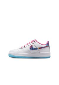 Weiße Low-Top-Sneaker mit pinken Schnürsenkeln und Innenfutter, blauer Außensohle und mehrfarbig gemustertem Nike-Swoosh an der Seite.