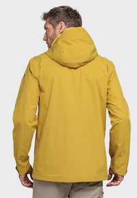 Gelbe wasserdichte Jacke mit einer passgenauen Kapuze und langen Ärmeln. Sie hat eine glatte Textur und einen geraden Saum, geeignet für den Außeneinsatz.