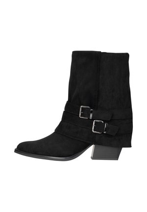 Schwarzer Wildleder-Stiefelette mit zwei dekorativen Riemen und silbernen Schnallen, niedriger Blockabsatz, spitze Zehen, Seitenansicht auf weißem Hintergrund.