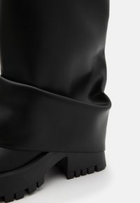 Steve Madden SHUTTER - Plateaulaarzen - black