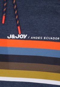 Hoodie in marineblauw, met meerkleurige horizontale strepen in oranje, blauw, bruin en groen. Inclusief gevlochten trekkoorden.