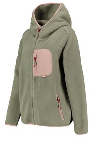 Chaqueta de forro polar en verde oliva con una textura suave, acentos en rosa, un gran bolsillo en el pecho y detalles en cremallera rojos. Cuenta con una capucha con cordón.