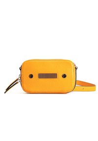 Geel gestructureerde leren schoudertas in een rechthoekige vorm, met een ritssluiting, twee hexagonale studs en een gestreepte kwast.