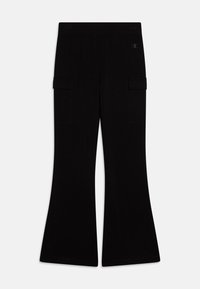Pantalons évasés noirs en tissu doux avec une taille élastique et deux poches cargo latérales, présentant un design simple et un minimalisme. 