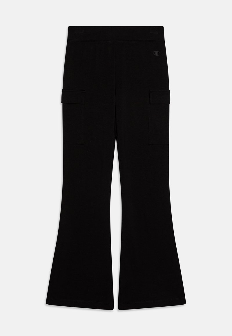 Pantalons évasés noirs en tissu doux avec une taille élastique et deux poches cargo latérales, présentant un design simple et un minimalisme. 