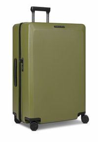 Valigia rigida verde oliva con superficie testurizzata, zip nera e ruote resistenti. Dotata di manico retraibile e meccanismo di chiusura sicuro.