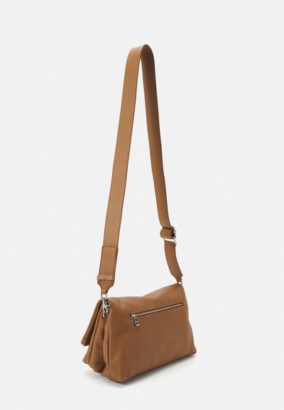 Brūna ādas crossbody soma ar teksturētu virsmu, taisnstūrveida forma, regulējama siksna un priekšējā kabata ar zamšsajām piedziņu.