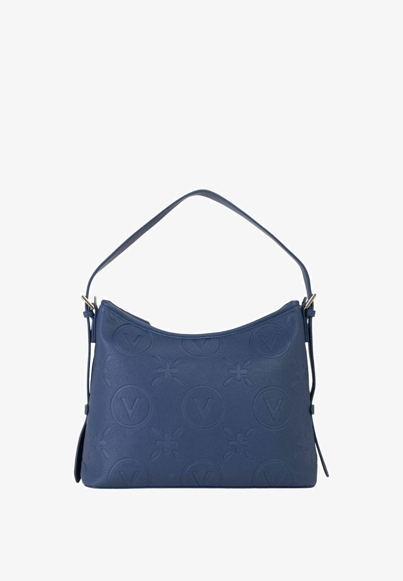 Sac bandoulière en cuir bleu avec motif floral et logo embossés, une bandoulière unique, et une silhouette incurvée.