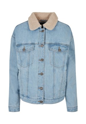 Veste en denim bleu clair avec un col en sherpa beige, des boutons en métal, deux poches poitrine et une coupe décontractée.