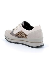 Sneaker con tomaia in suede beige e pelle crema, con dettagli in stampa leopardata, colletto imbottito e suola in gomma spessa.
