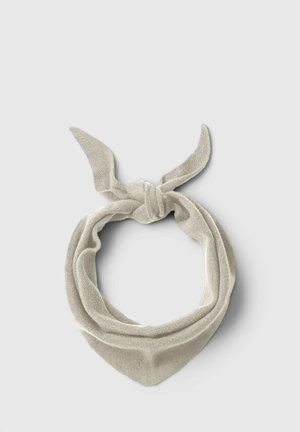Bandana de tela texturizada de color gris claro, doblada y atada en un nudo con dos extremos sueltos sobre un fondo claro y liso.