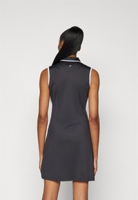 Callaway SLEEVELESS DRESS WITH SNAP PLACKET 2-IN-1 - Punčochy - caviar