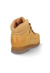 Bota de senderismo de cuero marrón con un cuello acolchado, ojales de metal y cordones naranjas. Suela de goma gruesa con un dibujo pronunciado para tracción.