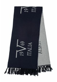 Gebreide sjaal met marineblauwe en grijze zijden, met franjes aan de uiteinden. Geprinte tekst bevat "1969" en "ITALIA" in contrasterende kleuren.