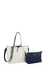 Bolso tote de cuero sintético blanco con detalles en azul marino y un bolso con cremallera azul marino desmontable. Presenta una correa con logo en blanco y negro.