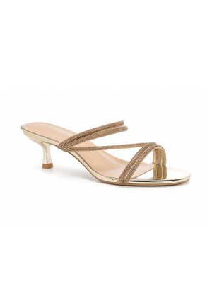 Guld åben tå mule sandal med lav hæl og tre tynde, glitrende remme over foden, på hvid baggrund.