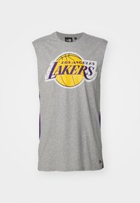 Szara bezrękawnikowa koszulka z fioletowym i żółtym logo Los Angeles Lakers oraz grafiką koszykówki na przodzie. Wykonana z miękkiego materiału.