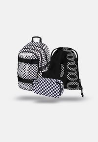 Zaino a quadri bianco e nero, borsa con cordino coordinata e astuccio. Tessuto resistente con un distintivo motivo a scacchi e dettagli.