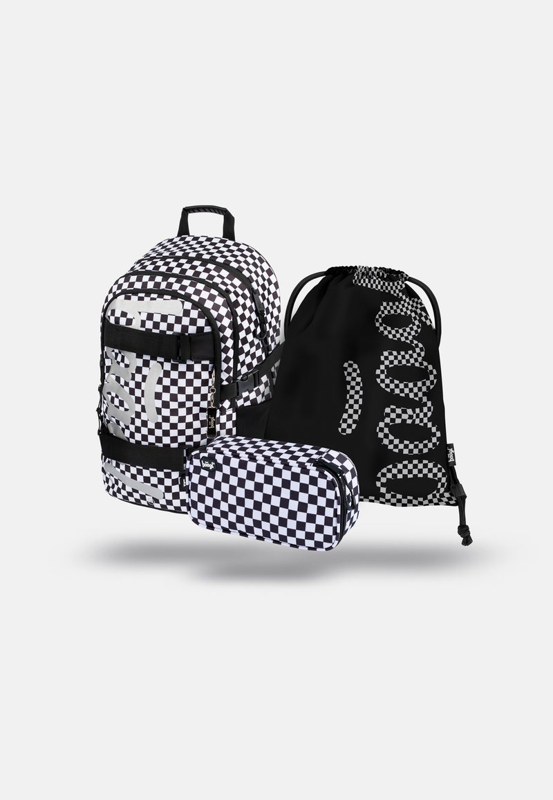 Zaino a quadri bianco e nero, borsa con cordino coordinata e astuccio. Tessuto resistente con un distintivo motivo a scacchi e dettagli.