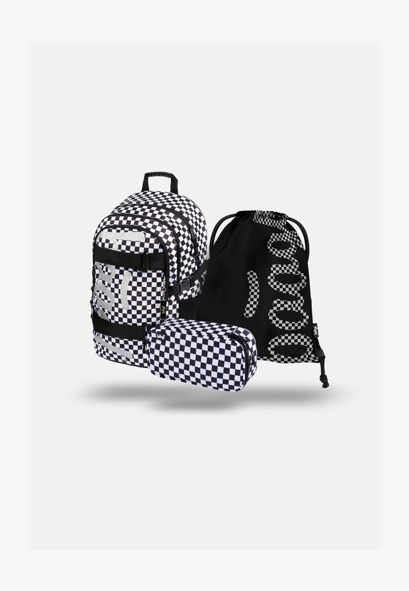 Schwarz-weißer karierten Rucksack, passender Zugbeutel und Federmäppchen. Strapazierfähiger Stoff mit auffälligem Schachbrettmuster und Akzenten.