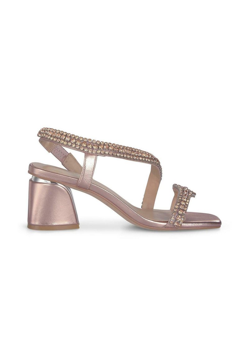Sandalia de tacón metálica rosa con acentos de rhinestones, punta abierta y un tacón de bloque geométrico. Textura suave y características de diseño minimalista.