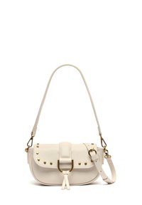 Borsa a tracolla in ecopelle bianca con una forma strutturata. Presenta una patta anteriore, borchie dorate e una tracolla removibile per un uso versatile.
