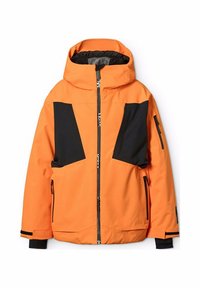 Oranje jack met een passende capuchon, zwarte accentpanelen, ritssluiting aan de voorkant en meerdere zijzakken. Gladde textuur en waterdicht materiaal.