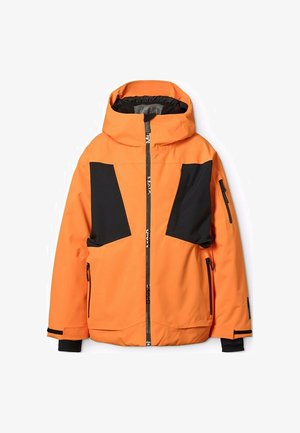 Orange jakke med en tætsiddende hætte, sorte accentpaneler, frontlynlås og flere sidelommer. Glat tekstur og vandtæt materiale.
