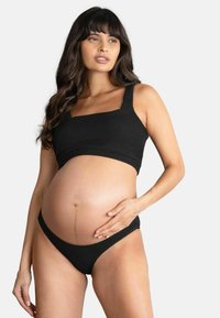Conjunto de maternidad negro de dos piezas que incluye un top tipo tank texturizado con cuello cuadrado y braga bikini a juego.