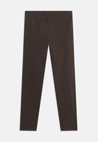 Prune leggings, mille tekstuuriga, laia elastse vöökoha ja kitseneva disainiga. Mustrid või täiendavad detailid puuduvad.