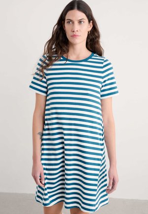 Gestreepte jurk in teal en wit, korte mouwen, ronde hals, met een ontspannen pasvorm en zijzakken. Zachte, gladde stof met een lichte stretch.