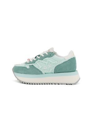 Zapatillas de ante verde menta con un diseño en capas, detalles en blanco, cordones planos y una suela de goma texturizada. Presenta un logo en el lateral.