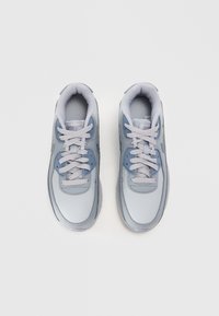 Lyseblå joggesko med grå detaljer, laget av syntetiske og mesh-materialer, rund tupp, flate lisser og polstret krage for støtte.