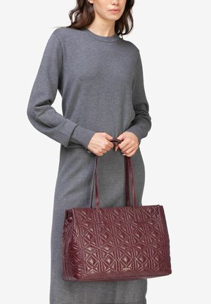 Bolso de mano acolchado burdeos con patrón de diamante, fabricado en material brillante, con dos asas largas y forma estructurada.