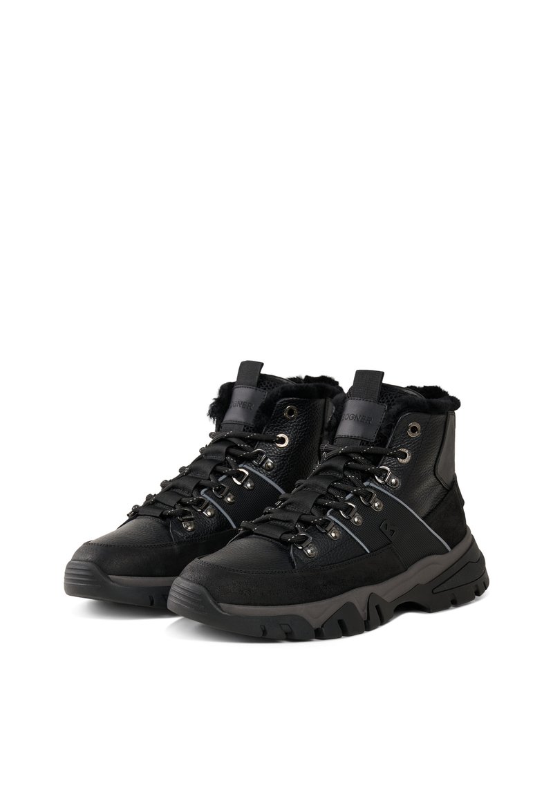 Czarne buty trekkingowe z chropowatą skórzaną i zamszową cholewą, metalowymi oczkami i gumową podeszwą. Posiadają kołnierz podszyty fleecem oraz wzmocniony nos.