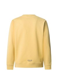 Felpa di cotone gialla con colletto rotondo, maniche lunghe, polsini e orlo ribattuti. Presenta un piccolo logo "LONDON W1" vicino al fondo.