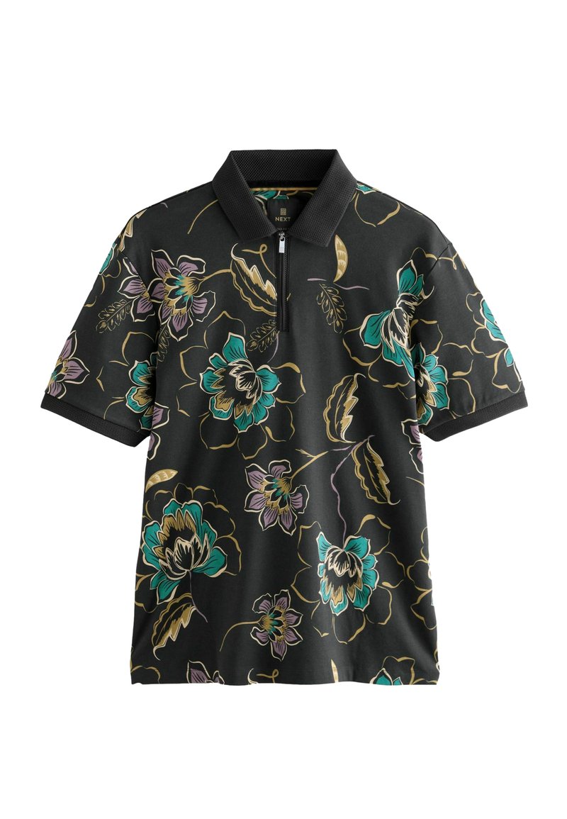 Cămiză polo neagră cu mâneci scurte, decorată cu un model floral în nuanțe de turcoaz, lavandă și auriu, având un fermoar scurt sub guler.