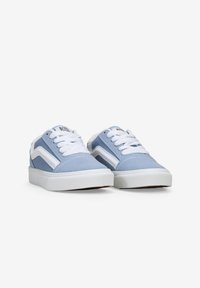 Blaue Leinensneaker mit weißen Akzenten, runder Zehenform, Schnürdesign und Gummisohlen. Weiße Seitenstreifen verleihen Detail.