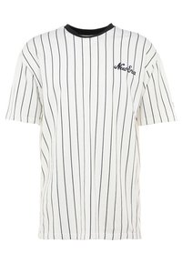 Camiseta de manga corta blanca con finas rayas verticales negras, cuello redondo negro y logo de "New Era" en el lado izquierdo del pecho.