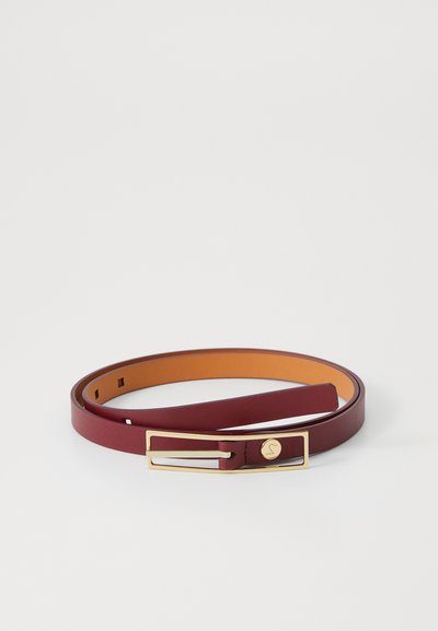 Burgundi sz�ínű bőr öv sima textúrával, arany színű fémbücskével és világosbarna béléssel, elegáns, minimalista formával tervezve.
