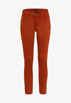 Jeans ajustados en color naranja óxido, fabricados con una suave mezcla de algodón. Presentan bolsillos frontales, un cierre de botón único y trabillas para cinturón.