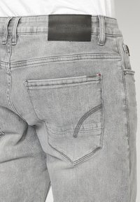 Koroshi STRETCH  - Pieguloša piegriezuma džinsi - denim gris   grey denim