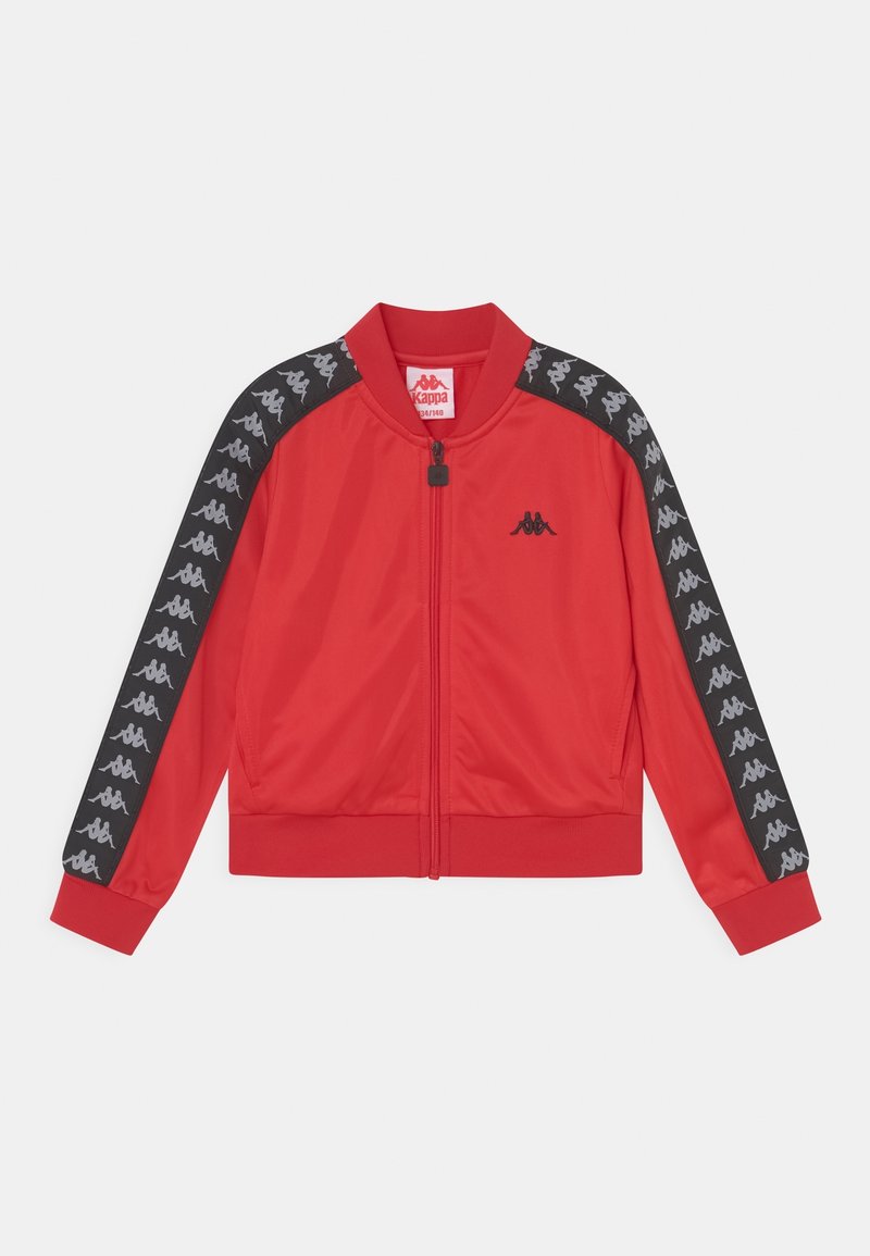 Chaqueta roja con cremallera de Kappa, con mangas a rayas en negro y gris que muestran el logo, y un pequeño logo negro en el pecho izquierdo.