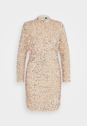 Kortærmet, tætsiddende kjole i let, gennemsigtig lyserød stof, dækket med spredte palietter, med høj halsudskæring og samlingdetaljer.