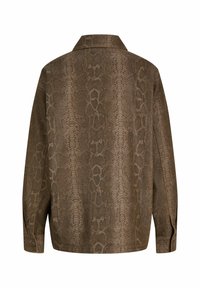 Brūna, ar garām piedurknēm krekls ar čūskas raksta apdruku, ar apkakli un ērtu piegriezumu. Izgatavots no teksturētas auduma.