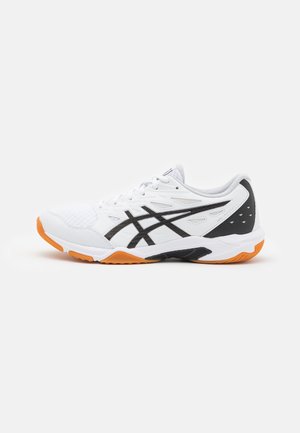 Weißer Sportschuh mit schwarzen Logo-Streifen an der Seite und orangefarbener Gummisohle, von der Außenseite vor weißem Hintergrund gezeigt.