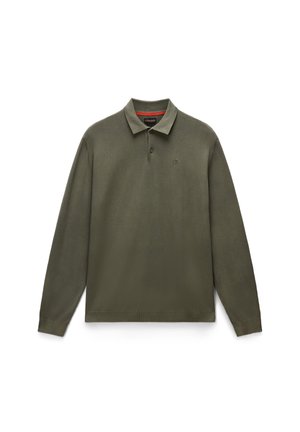 Polo a maniche lunghe di colore verde oliva, realizzato in tessuto testurizzato. Presenta un colletto a costine, una chiusura con due bottoni e un logo discreto sul petto.