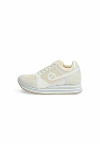 Scarpe da ginnastica bianche con tomaia in rete e accentuazioni in suede. Presentano una punta arrotondata, colletto imbottito e suola striata. Dettaglio del logo sul lato.